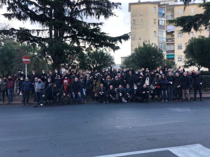 In centinaia in strada per “salutare” il sottopasso di Borgo San Moro