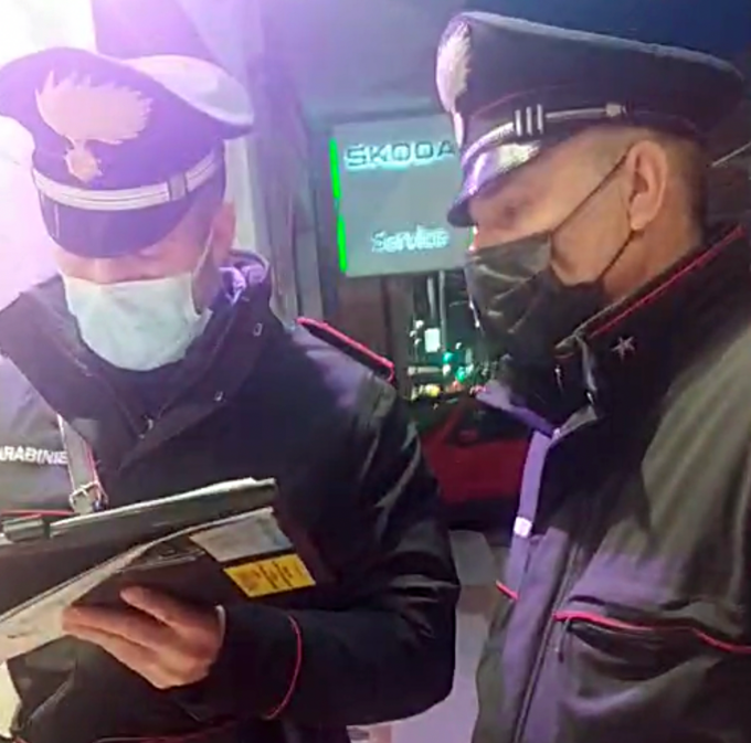 Ristoratore di Taggia allontana i carabinieri durante il controllo del green pass. Video