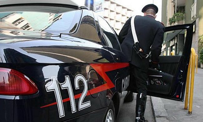 Foto hot alle ragazze che prendono il sole, denunciato dai Carabinieri