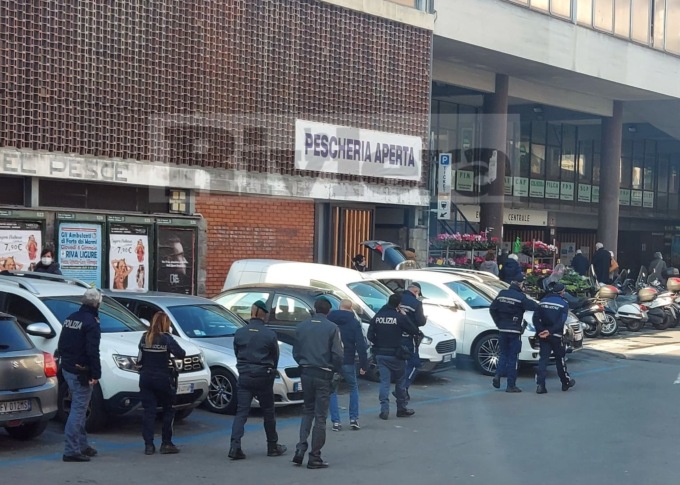 Scattano i controlli interforze sul Green Pass nei bar attorno al mercato di Sanremo