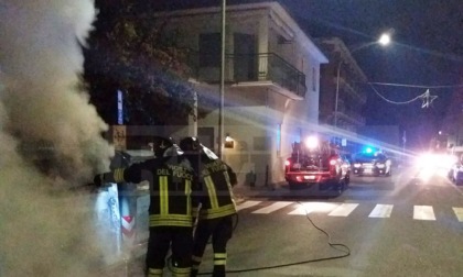 Brucia cassonetto a Diano Marina, intervengono i vigili del fuoco