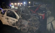 Incendio a Ventimiglia Alta: bruciano 4 auto e un tetto, fermata una persona