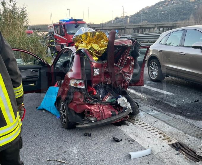 Terribile schianto sul cavalcavia a Ventimiglia, un ferito grave e 3 auto coinvolte