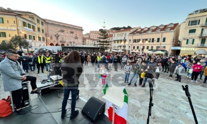Sanremo: Povia canta "Italia Ciao" a manifestazione contro Green Pass e governo
