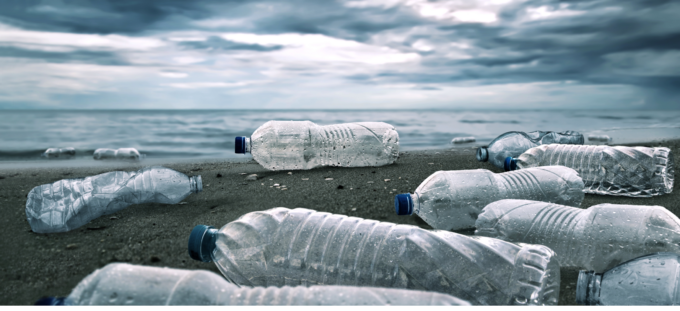 Dal 14 gennaio vietato l’uso di plastica monouso. Ma le sanzioni a chi non si adegua slittano al 2023