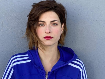 L’attrice di Blanca sul palco dell’Ariston accanto ad Amadeus