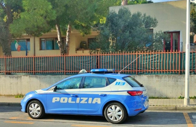 Ladri rubano a scuola a Imperia e scrivono “W Hitler” sulla lavagna