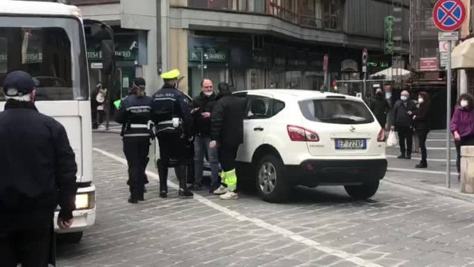 Scena da film. Vigile urbano si aggrappa all’auto in fuga