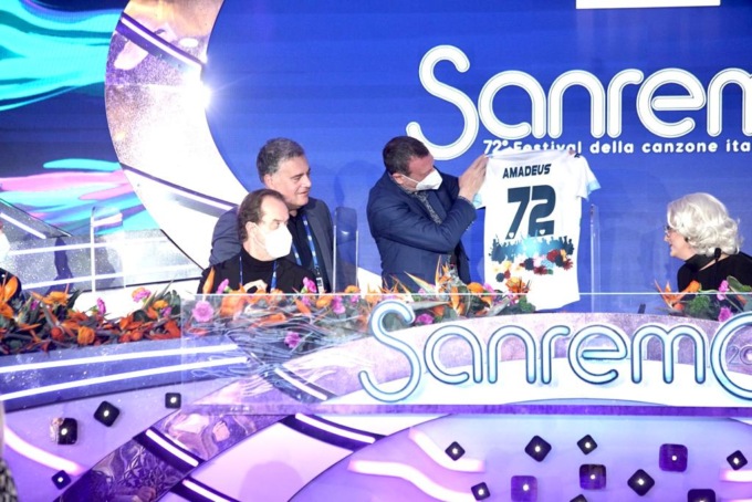 Amadeus riceve la maglia della Sanremese