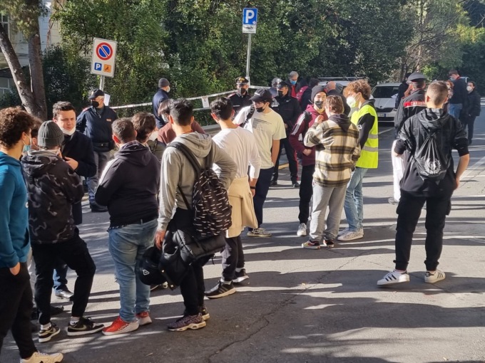 Manifestazione studenti del Cassini lanciano un fumogeno