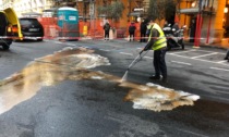 Gasolio sulla carreggiata, strada chiusa a Imperia