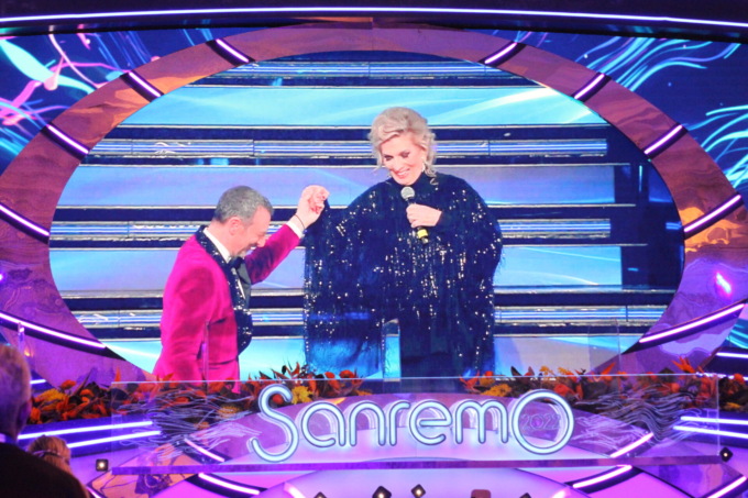 La classifica provvisoria e le pagelle della seconda serata di Sanremo 2022: Mahmood e Blanco secondi, Elisa prima
