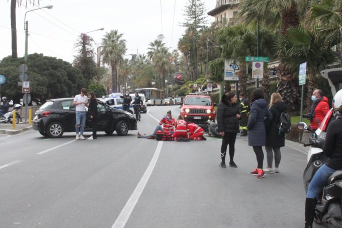 Scontro auto-scooter davanti alla vecchia stazione di Sanremo