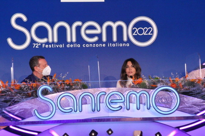Sanremo 2022 all’ultima serata, la Ferilli in conferenza stampa. Ci sarà anche Mengoni