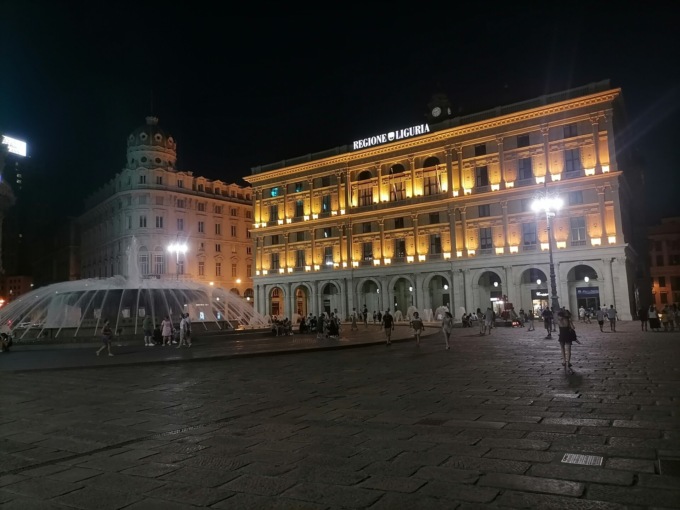Piazza De Ferrari con i colori dell’Ucraina