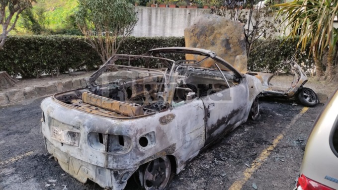 Rogo di auto e scooter in via Padre Semeria a Sanremo