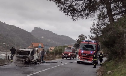 Brucia un furgone sulla provinciale della val Nervia, tra Dolceacqua e Camporosso