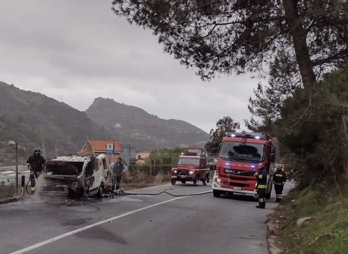 Brucia un furgone sulla provinciale della val Nervia, tra Dolceacqua e Camporosso