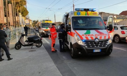 Scontro auto e scooter in corso Mazzini a Sanremo, ferita una coppia