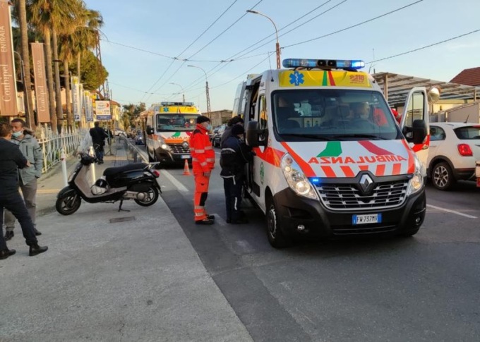 Scontro auto e scooter in corso Mazzini a Sanremo, ferita una coppia