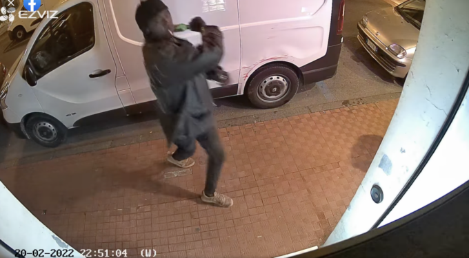 Danneggia la vetrina del negozio con una bottigliata, il video è virale