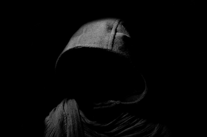 Madre denuncia: “Uomo incappucciato ha tentato di rapire mio figlio”