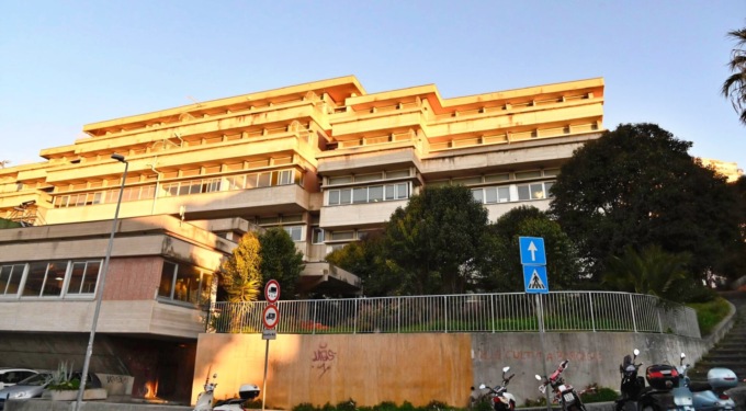 Calci alla compagna di scuola, espulsi due studenti del Ruffini di Imperia