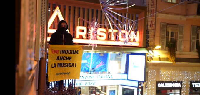 Blitz di  Greenpeace sul “green carpet” davanti all’Ariston contro Eni
