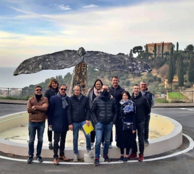 Scoperta stamani a Bordighera la statua raffigurante una coda di capodoglio