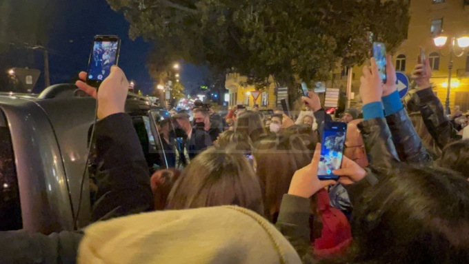 Festival di Sanremo: decine di fan in visibilio per l’arrivo di Rkomi