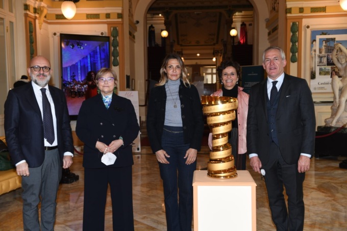 Sottosegretario Sartore al Casinò con il trofeo del Giro d’Italia
