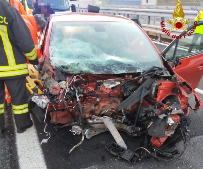 Incidente in autostrada, un ferito estratto dalle lamiere