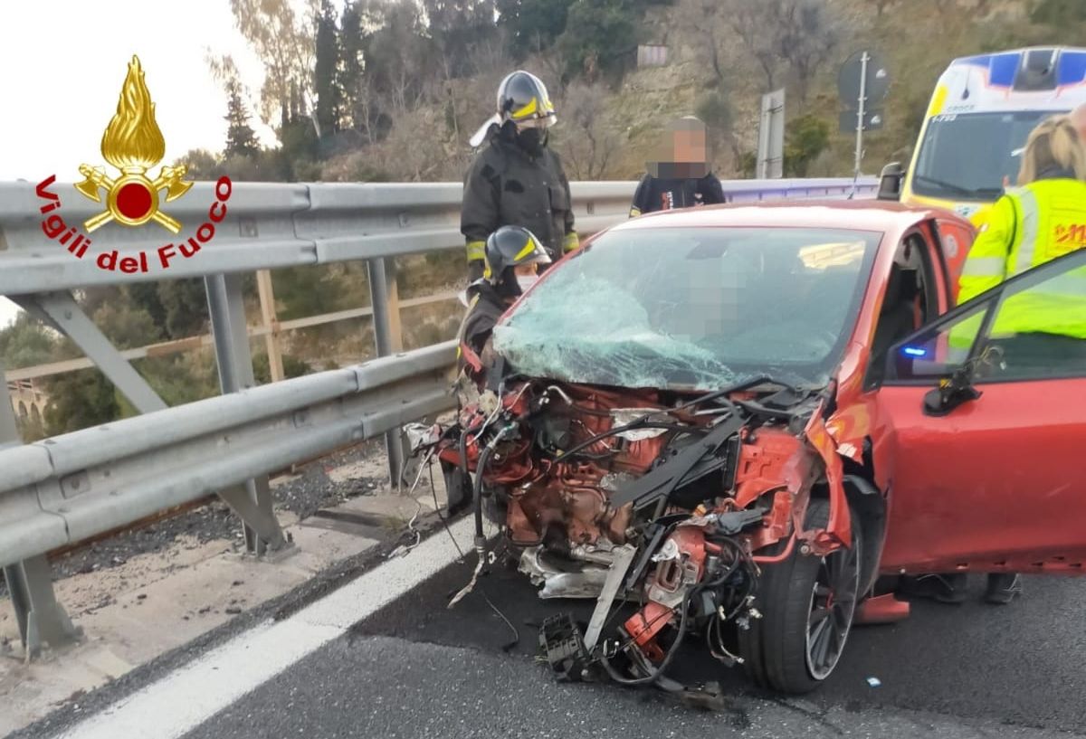 incidente a10 autostrada dei fiori auto barriera vigili del fuoco_02