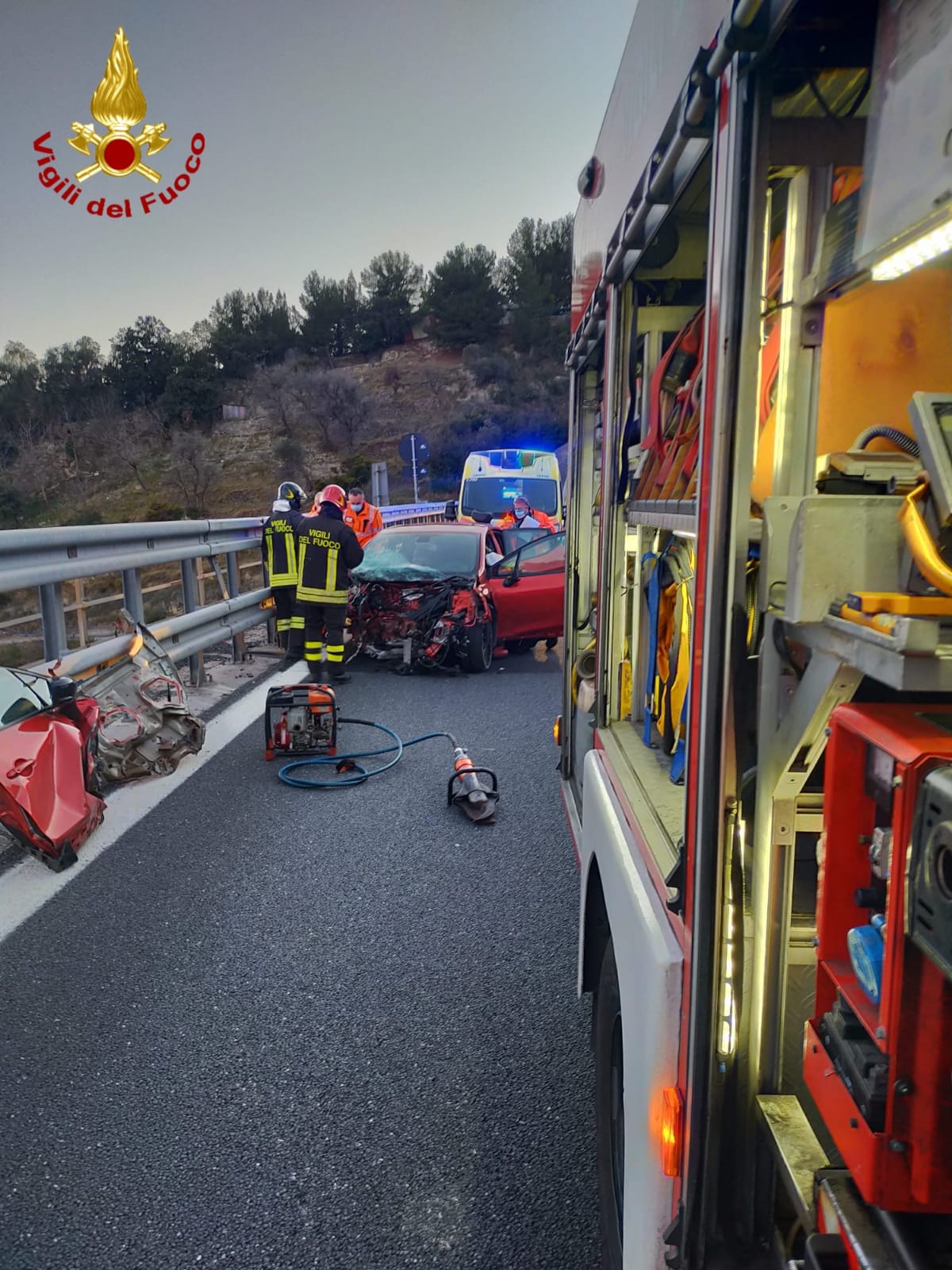 incidente a10 autostrada dei fiori auto barriera vigili del fuoco_03