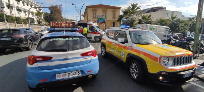 Scontro auto e scooter in corso Cavallotti, 2 feriti in ospedale