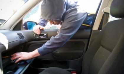Tenta di rubare su un'auto, ma la polizia lo ferma in flagrante