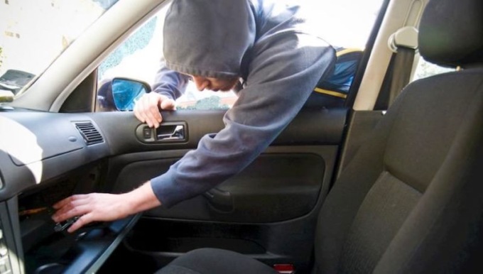 Tenta di rubare su un’auto, ma la polizia lo ferma in flagrante