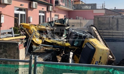 Escavatore si ribalta in cantiere a Santo Stefano al mare