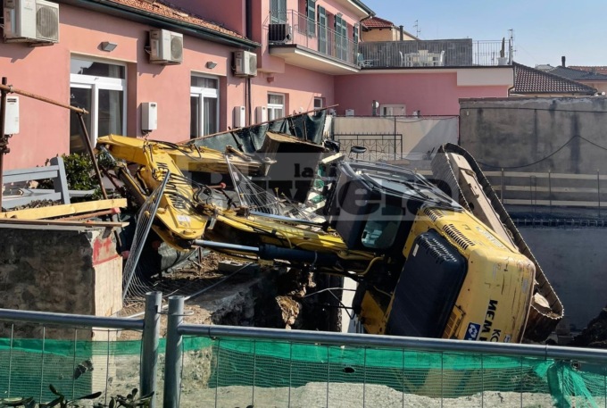 Escavatore si ribalta in cantiere a Santo Stefano al mare