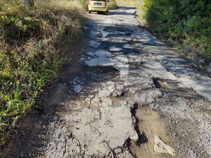 Strada abbandonata e distrutta, la denuncia di Stefano Sciandra