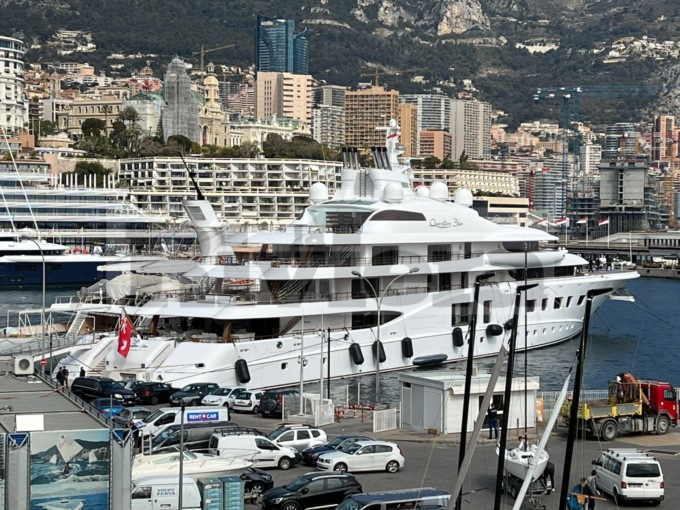 Migranti alla deriva chiedono aiuto al superyacht dell’oligarca allontanatosi da Montecarlo