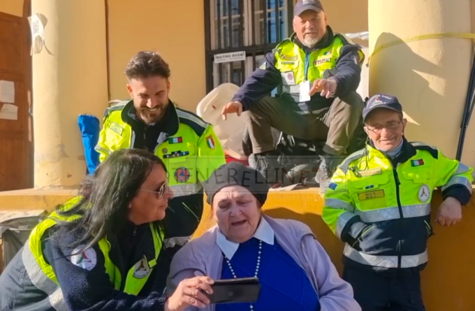 Profuga ucraina canta Toto Cotugno con i volontari della Protezione civile. Video