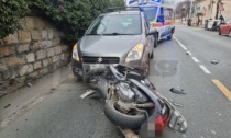 Scooter si schianta contro due auto in corso Genova, traffico in tilt