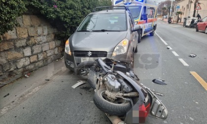 Scooter si schianta contro due auto in corso Genova, traffico in tilt