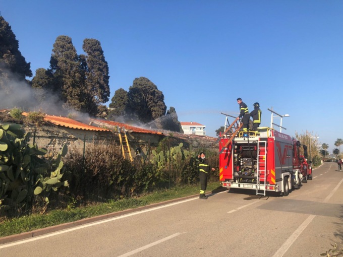 Foto e video degli incendi tra ciclabile e cimitero monumentale