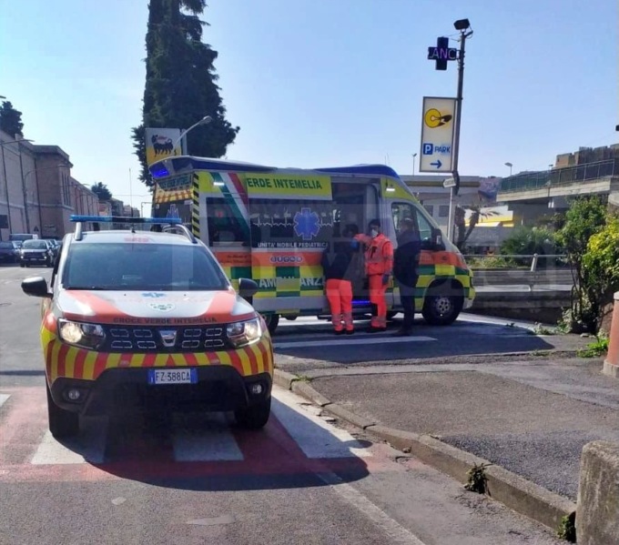 Carabiniere investito durante la fuga di due auto rubate, i malviventi dileguati a piedi