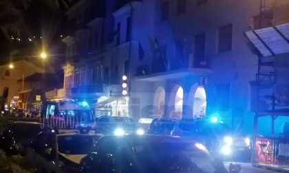 Giovane ubriaco molesta i clienti di un bar a Ospedaletti, intervengono i carabinieri