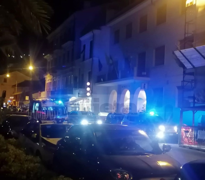 Giovane ubriaco molesta i clienti di un bar a Ospedaletti, intervengono i carabinieri