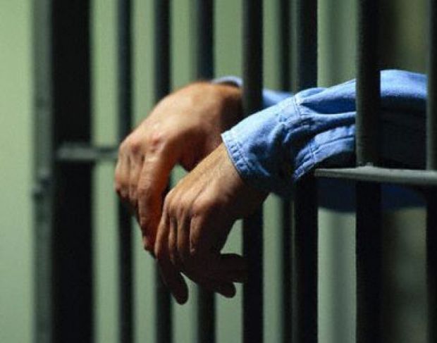 Aggredisce la compagna e ignora il divieto di dimora: arrestato e portato in carcere