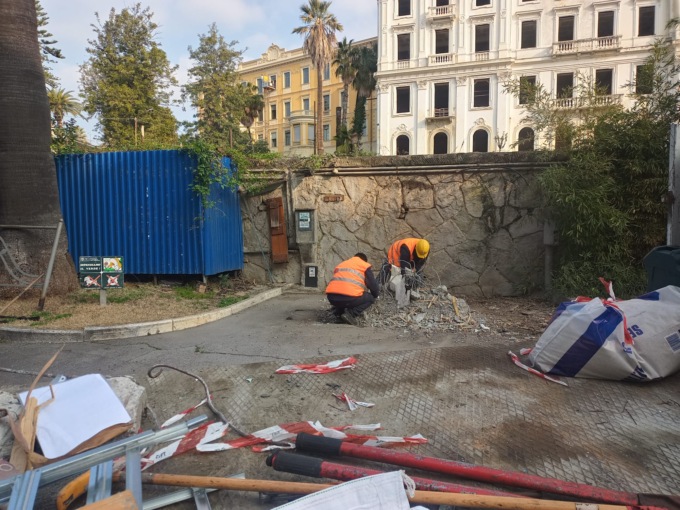 Sanremo, demolita la storica edicola alla Foce